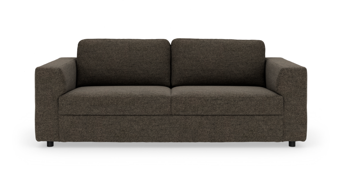 Brun 2-personers stofsofa med firkantede armlæn, fritlagt på hvid baggrund.