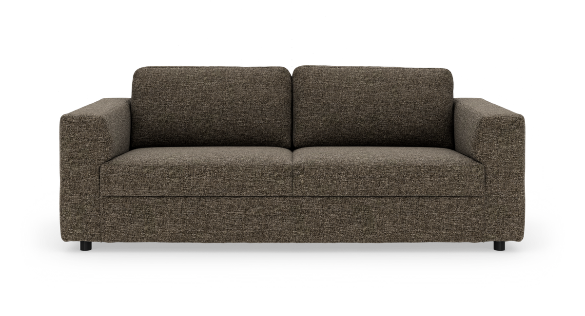 Brun stofsofa med lige armlæn, fritlagt produktbillede set forfra.
