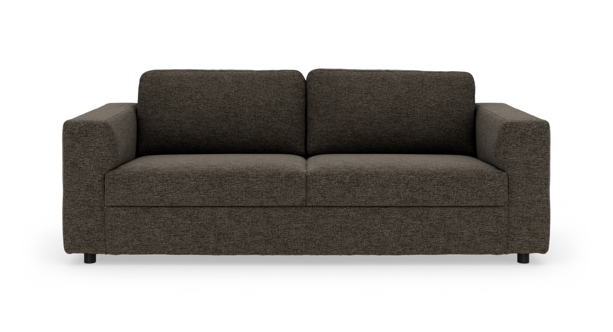 Mørkegrå stofsofa med to sæde- og ryghynder og brede armlæn, frilagt på hvid baggrund.