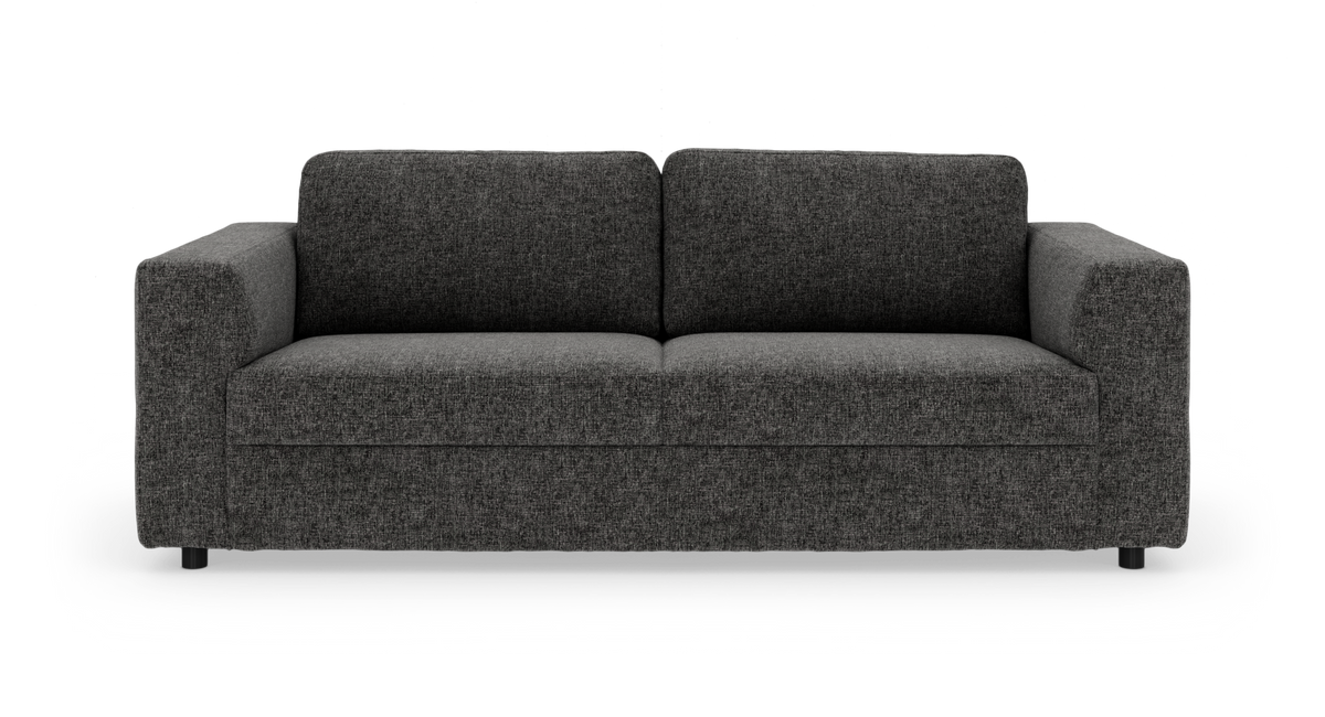 Mørkegrå stofsofa med lige armlæn, frontvisning på hvid baggrund.