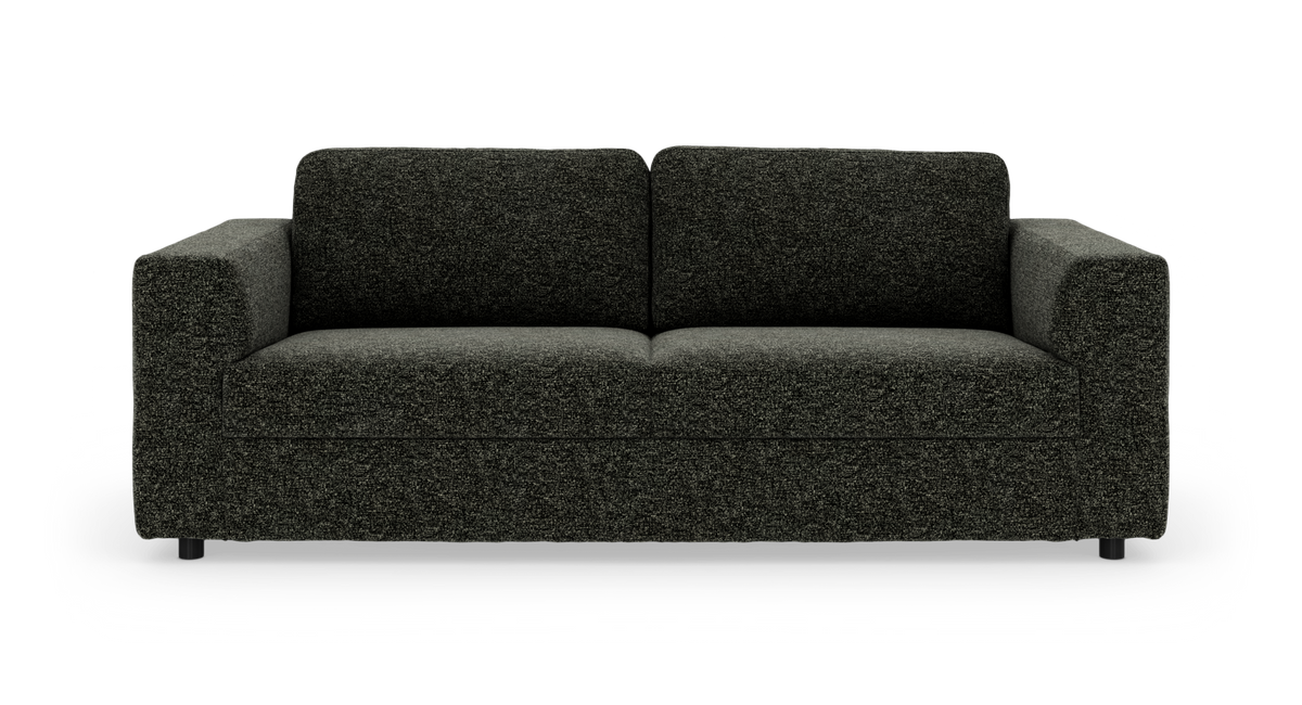 Mørkegrå 2-personers sofa med lige armlæn og kraftige puder, fotograferet forfra.