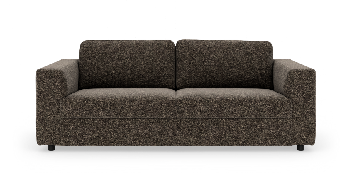 Brun 2-personers sofa med brede armlæn og rene linjer, frilagt på hvid baggrund.