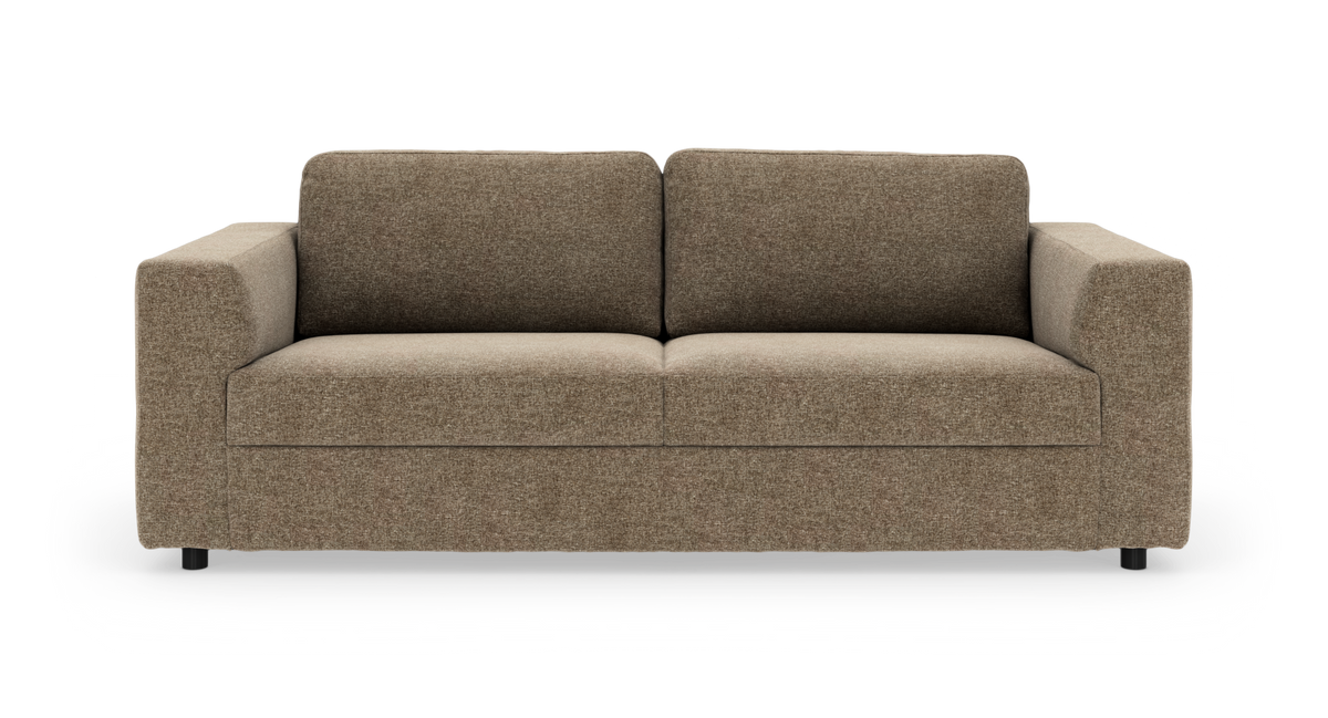 Brun 2-personers sofa med rette armlæn og tykke puder, frilagt på hvid baggrund.