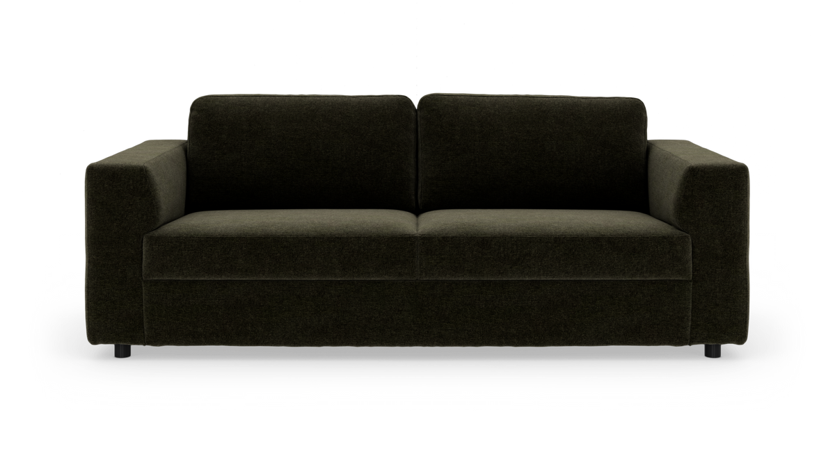Mørkegrøn 2-personers sofa med brede armlæn, frilagt på hvid baggrund.