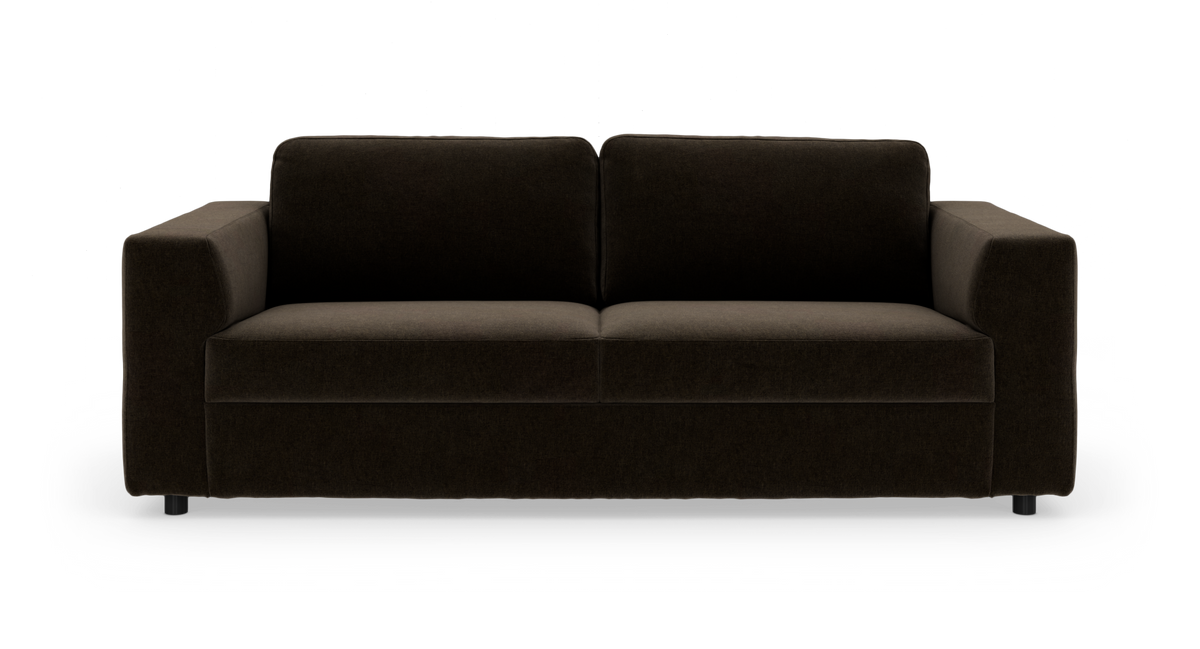 Mørkebrun, moderne 3-personers sofa med brede armlæn, frilagt på hvid baggrund.