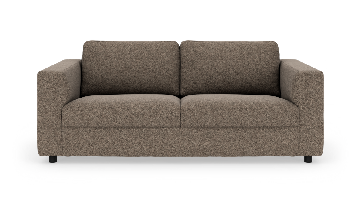 Brun 2-personers sofa med brede, firkantede armlæn set direkte forfra.