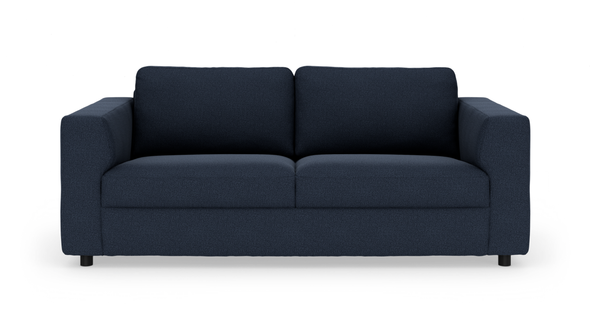 Mørkeblå stofsofa med to sædepuder og brede armlæn, frilagt på hvid baggrund.