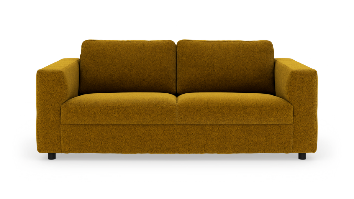 Sennepsgul 2-personers sofa med kraftige armlæn og rene linjer, set forfra og frilagt på hvid baggrund.