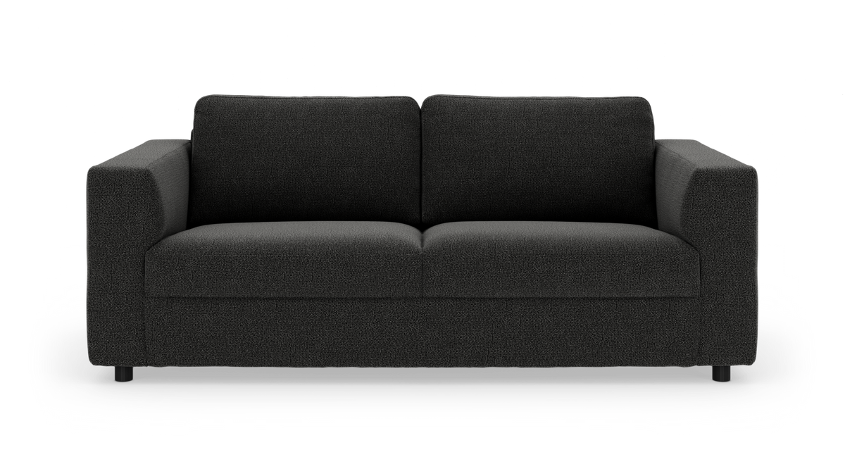 Moderne mørkegrå sofa med kraftige puder og lige armlæn, frontvisning på hvid baggrund.