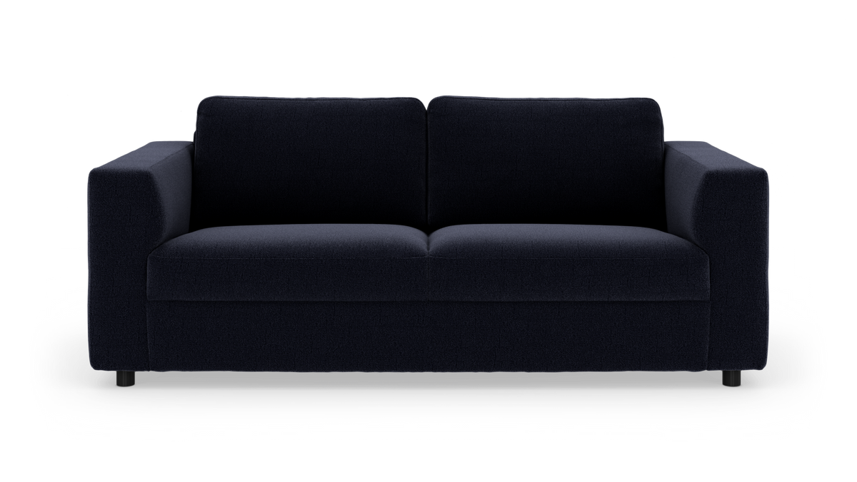 Mørkeblå 2-personers sofa med lige armlæn, frilagt på hvid baggrund.