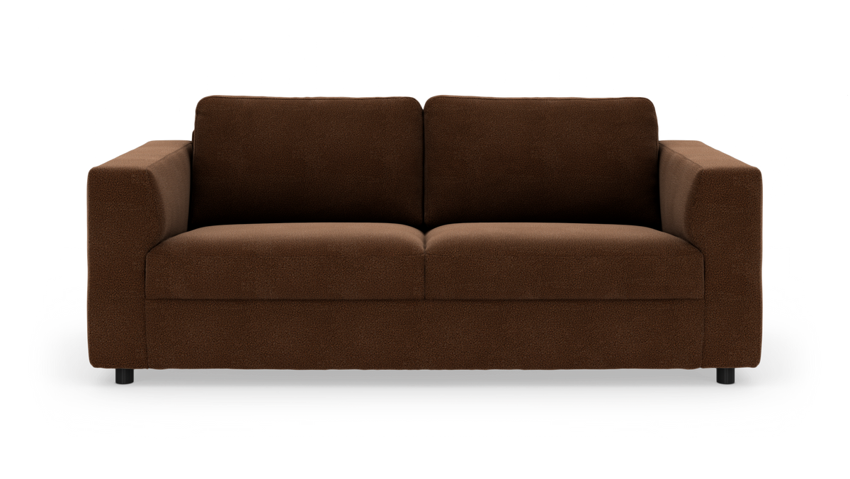 Brun 2-personers sofa med lige armlæn, frontvisning på hvid baggrund.