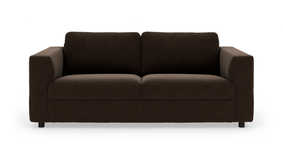 Mørkebrun 2-personers sofa med lige armlæn og lave metalben, frilagt på hvid baggrund.