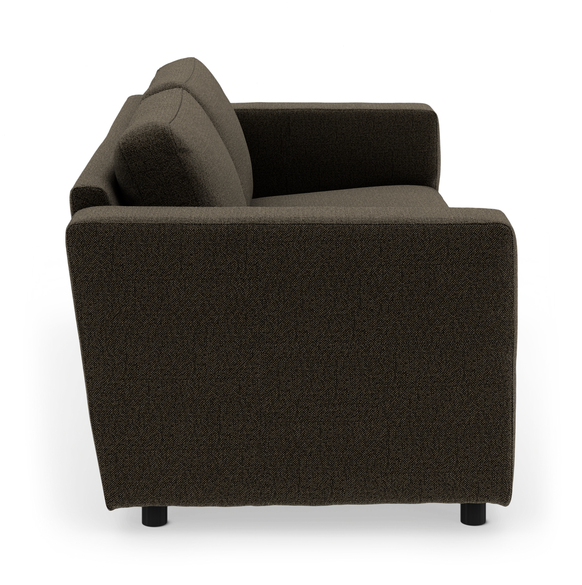 Mørkebrun stofsofa set fra siden med rette armlæn, løse puder og sorte cylinderben.