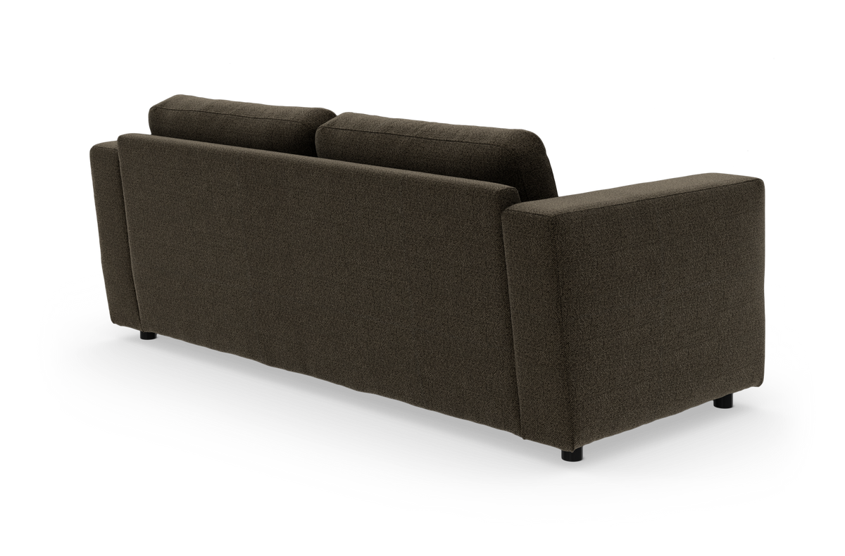 Mørkebrun, minimalistisk sofa set bagfra i vinklet perspektiv på hvid baggrund, fritlagt.
