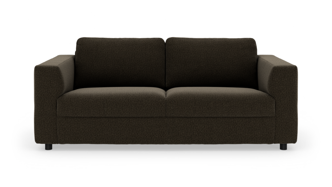 Mørkebrun 2-personers sofa med brede armlæn og fyldige puder, frontvisning på hvid baggrund.