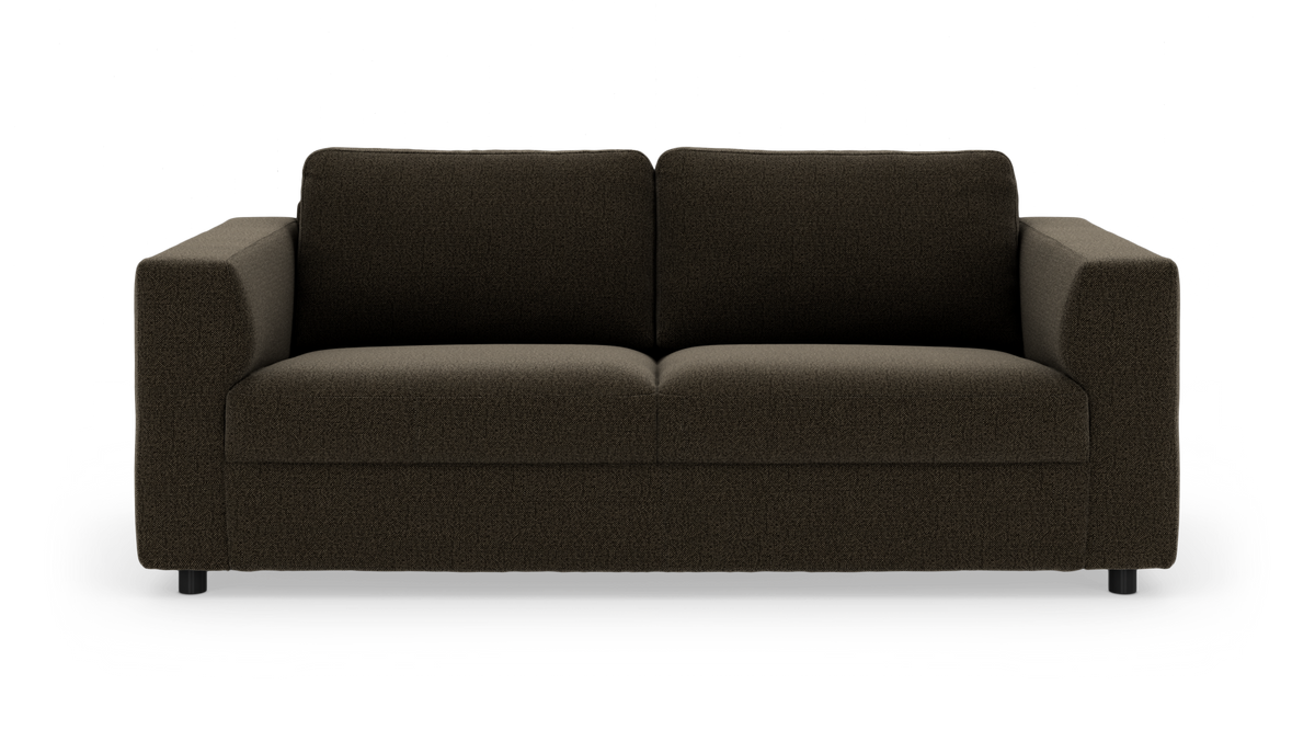 Mørkebrun 2-personers sofa med brede armlæn og fyldige puder, frontvisning på hvid baggrund.