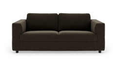 Mørkebrun 2-personers sofa med brede armlæn og fyldige puder, frontvisning på hvid baggrund.