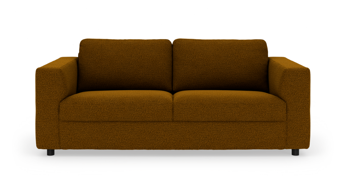 Okkergul/brun 2-personers sofa i bouclé, set forfra på hvid baggrund.