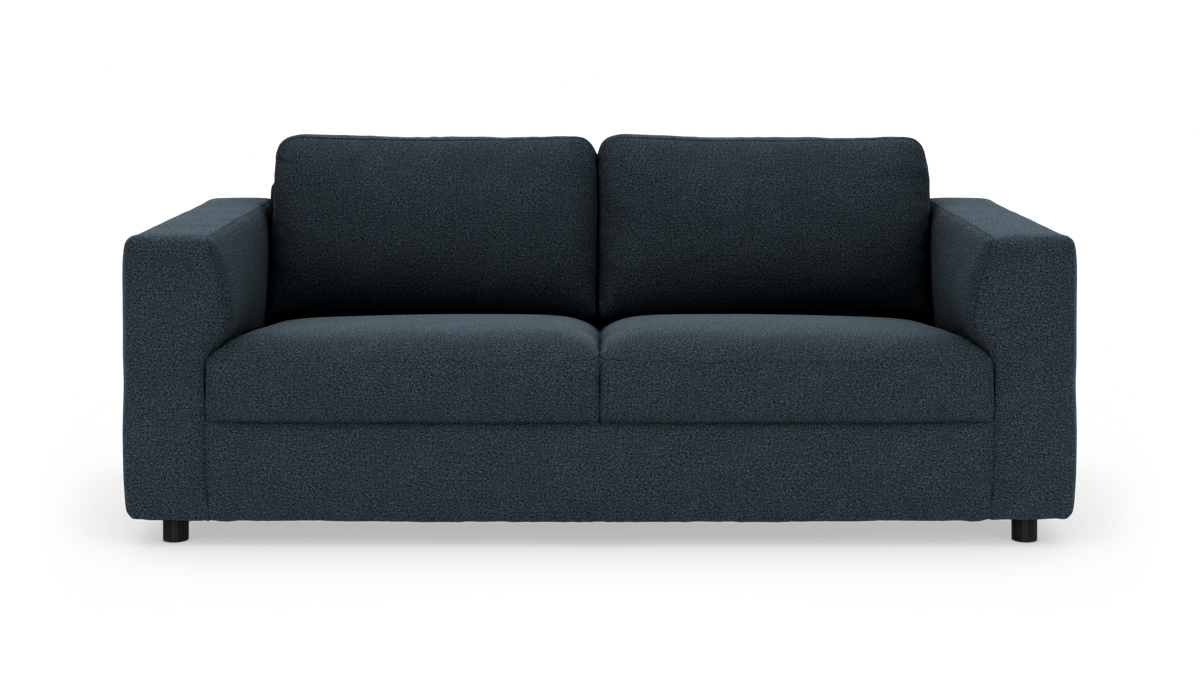 Mørkeblå 2-personers sofa med lige armlæn, fritlagt på hvid baggrund.