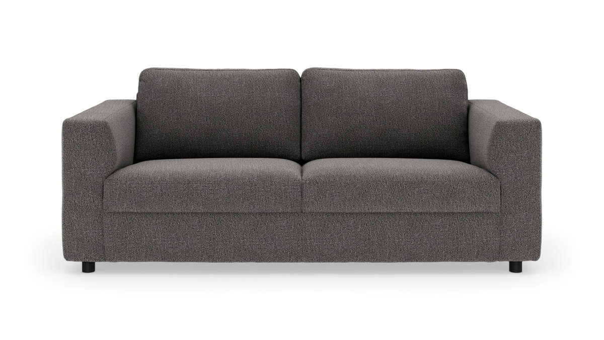 Mørkegrå 3-personers sofa med brede armlæn og to ryghynder, frontvisning på hvid baggrund.
