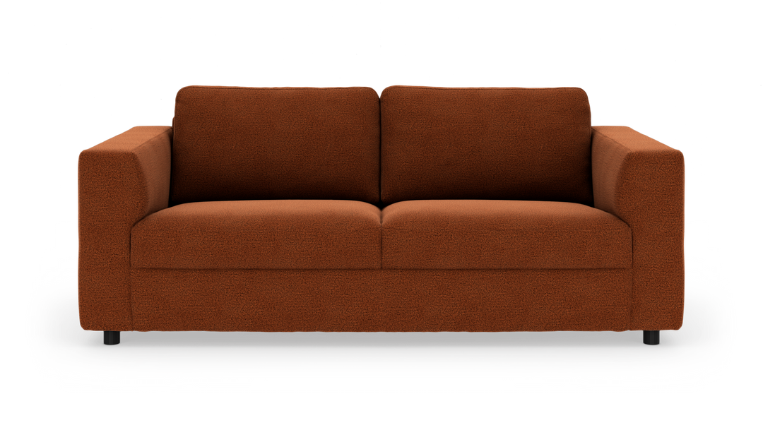 Rustrød 2-personers sofa i bouclé, frontvisning på hvid studiebaggrund.