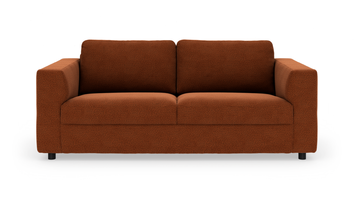Rustrød 2-personers sofa i bouclé, frontvisning på hvid studiebaggrund.