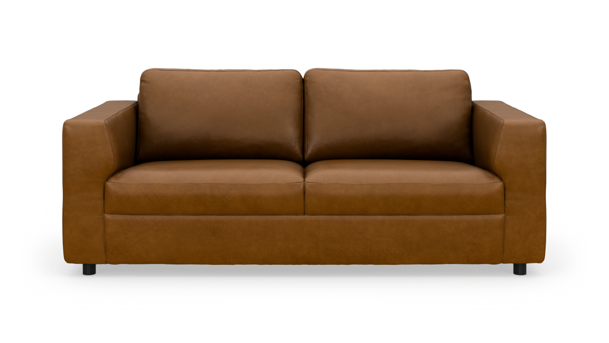 Brun lædersofa med to sædehynder og lige armlæn, frilagt på hvid baggrund.