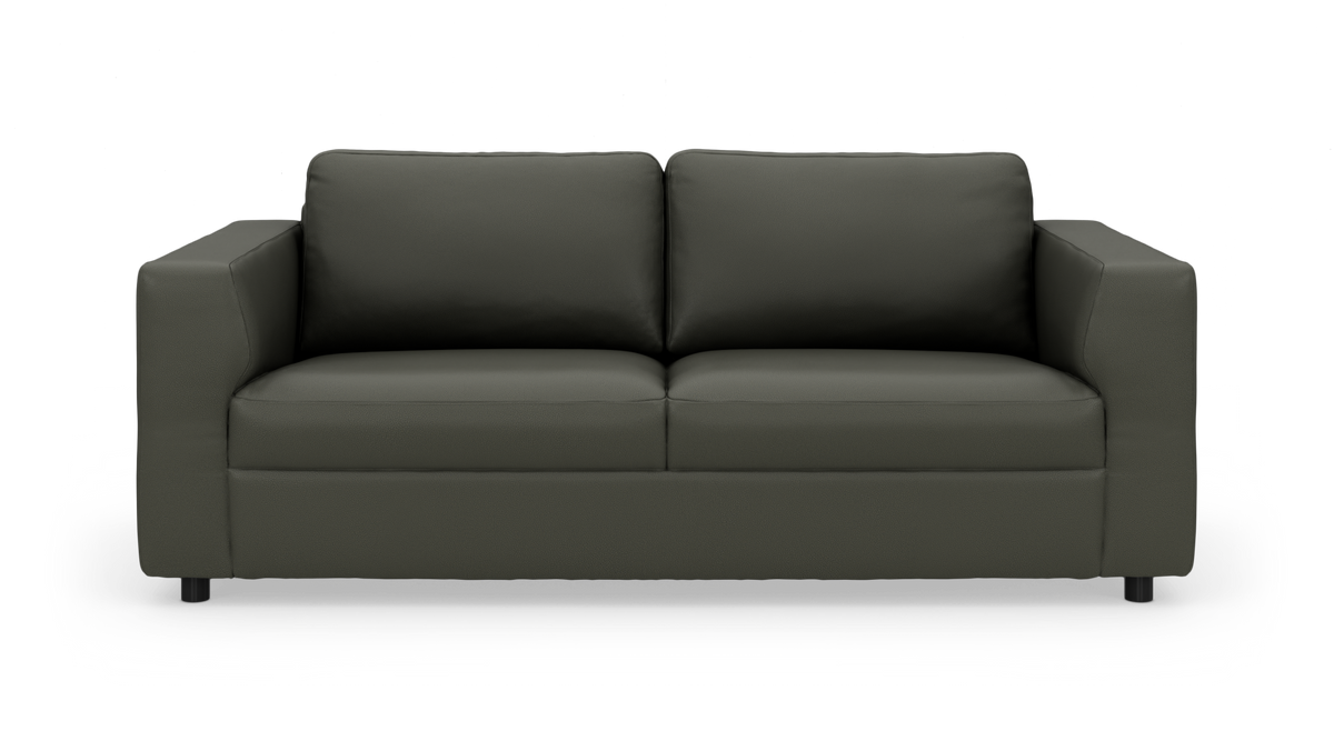Mørkegrå 2-personers sofa med lige armlæn, fritstående mod hvid baggrund.