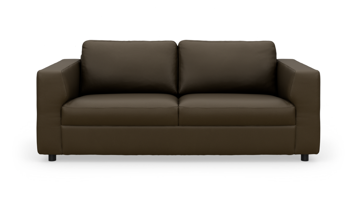 Brun to-personers sofa med rette armlæn i moderne design, frilagt på hvid baggrund.