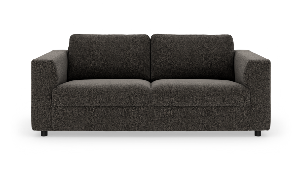 Mørkegrå stofsofa med to ryghynder og brede armlæn, set direkte forfra.
