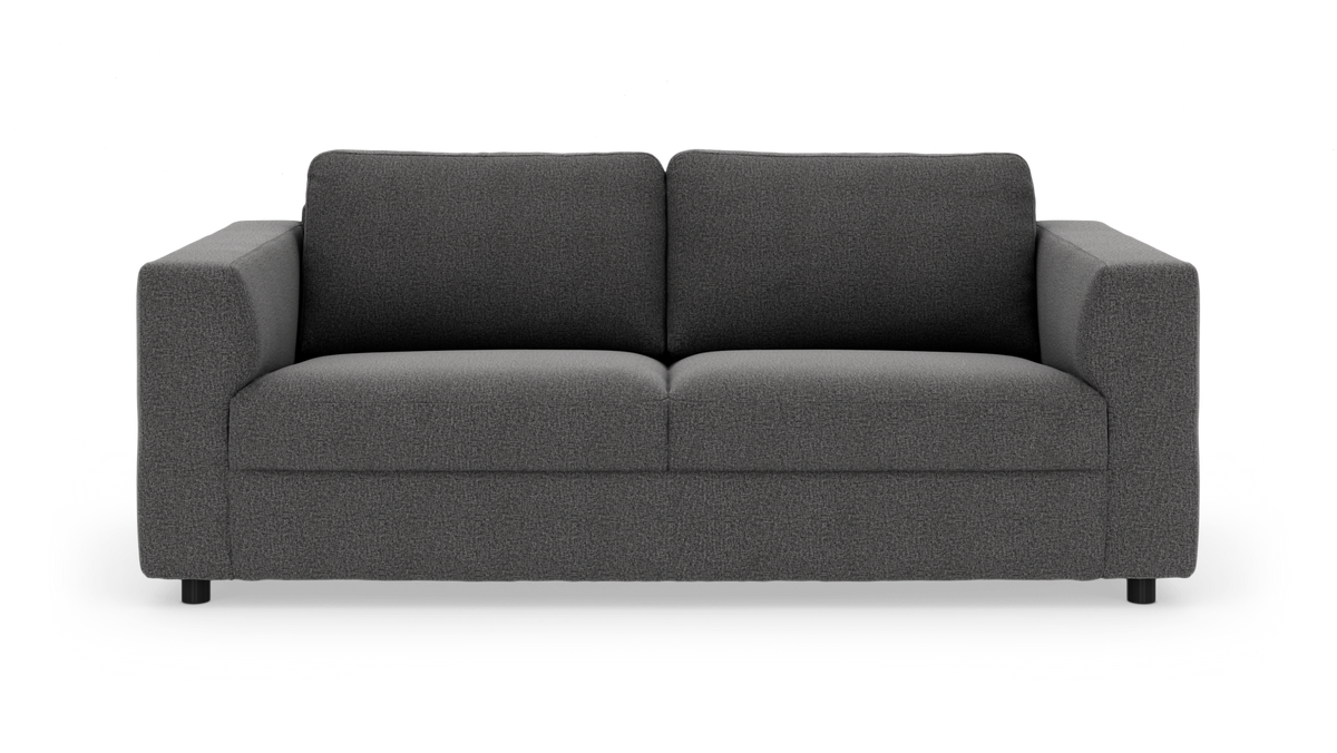 Mørkegrå stofsofa med to sædehynder og brede armlæn, fritlagt på hvid baggrund.
