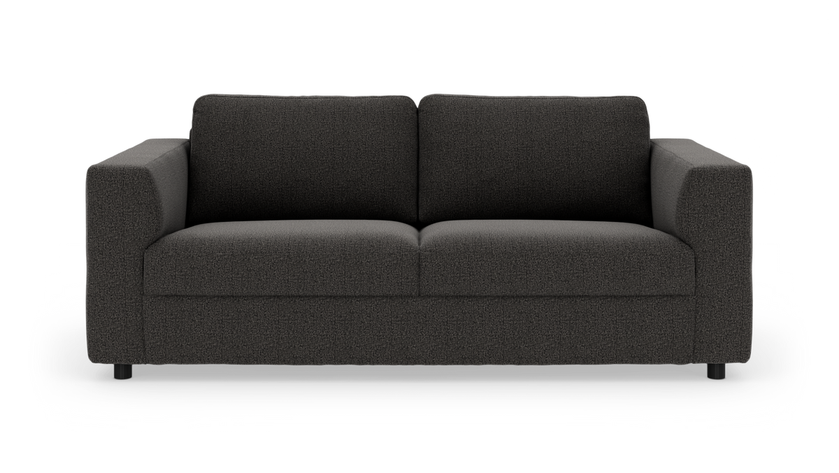 Mørkegrå 2-personers stofsofa med lige armlæn, frilagt på hvid baggrund.