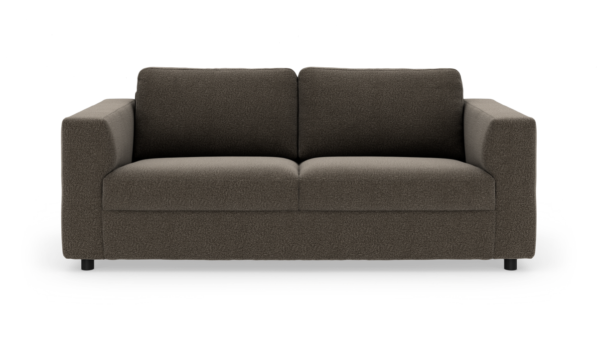 Mørkebrun 2-personers sofa med lige armlæn, frontvisning på hvid baggrund.