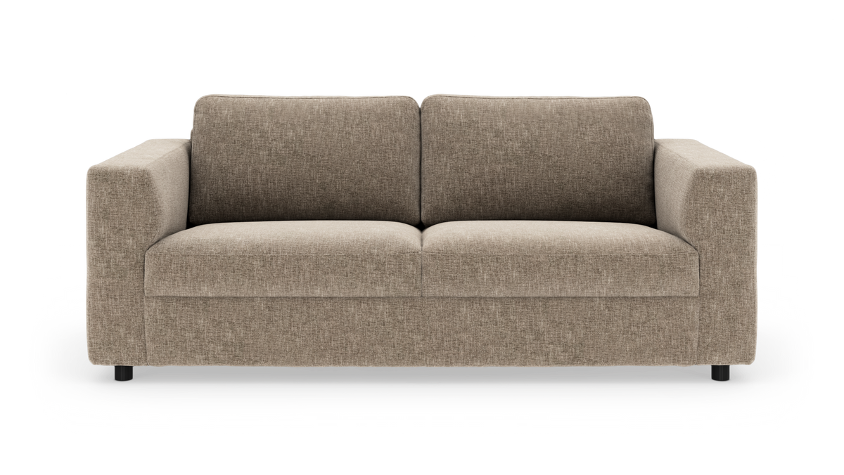 Beigefarvet 2-personers sofa med brede armlæn og to ryghynder, frilagt på hvid baggrund.