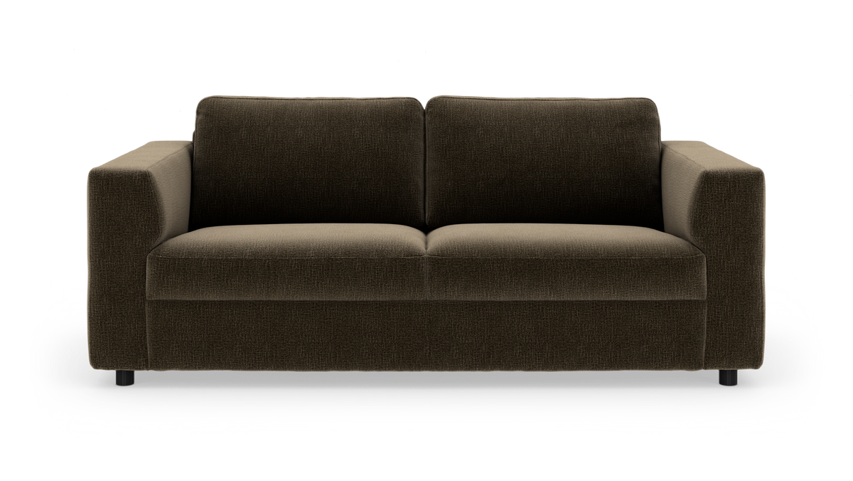 Mørkebrun 2-personers stofsofa med lige armlæn, frontvisning på hvid baggrund.