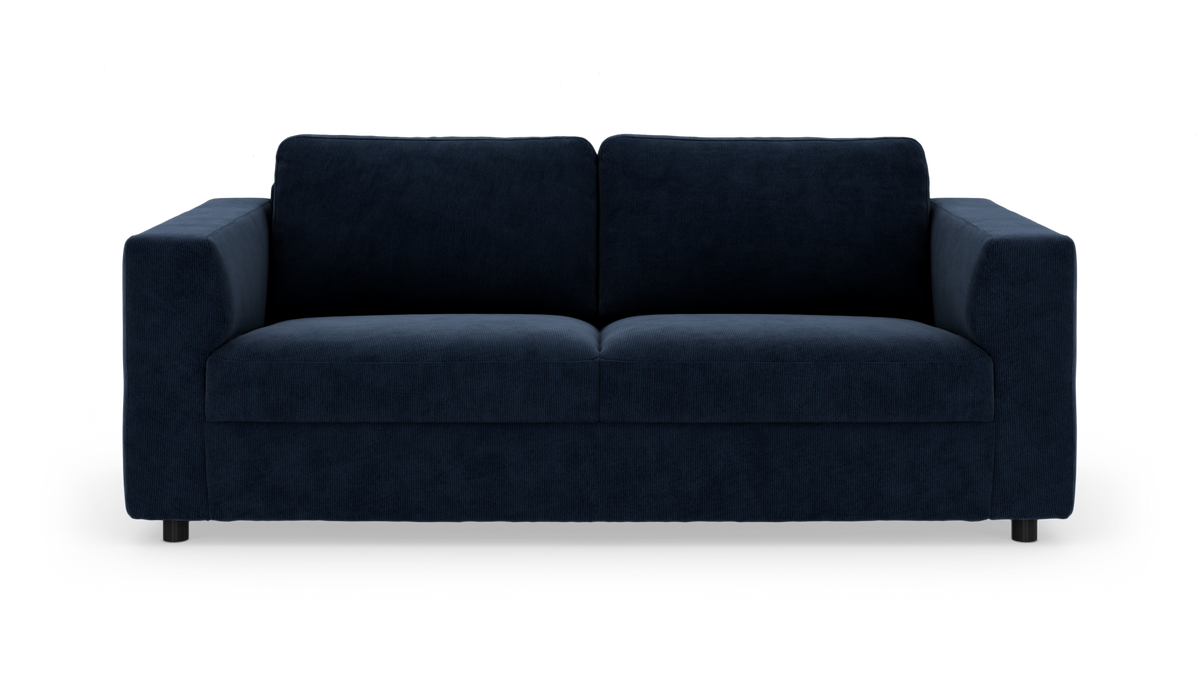 Mørkeblå 3-personers sofa i fløjl/corduroy med tykke hynder og brede armlæn, set forfra.
