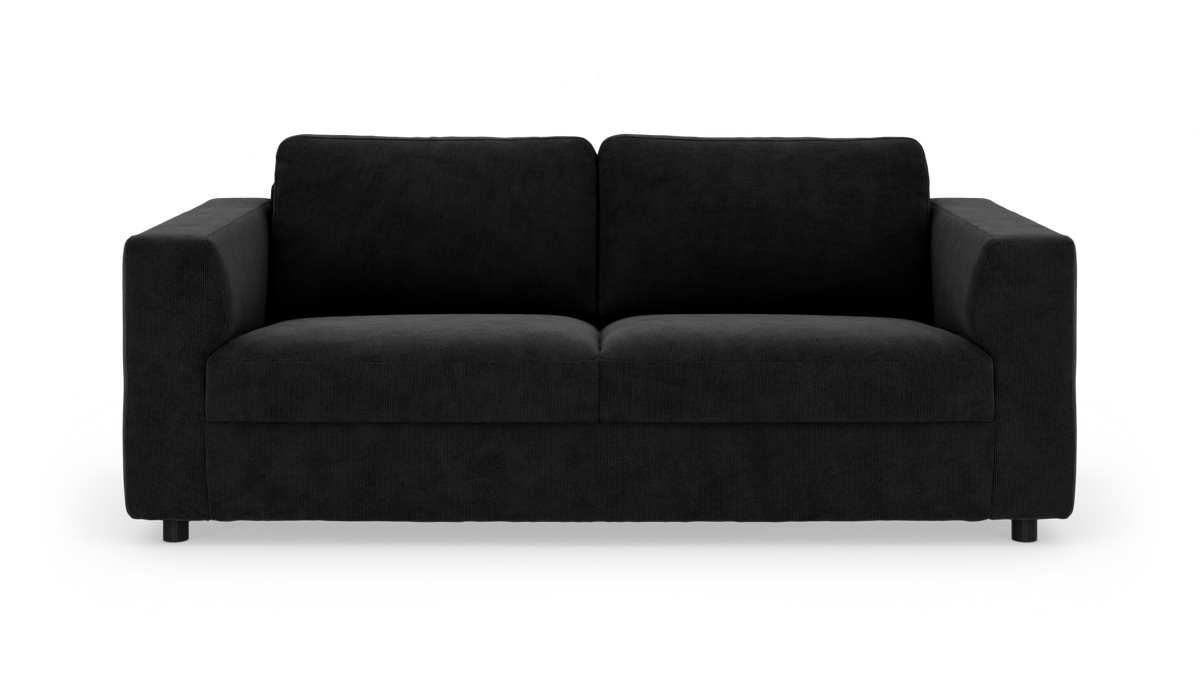 Sort 2-personers sofa med lige armlæn, fotograferet forfra mod hvid studiebaggrund.