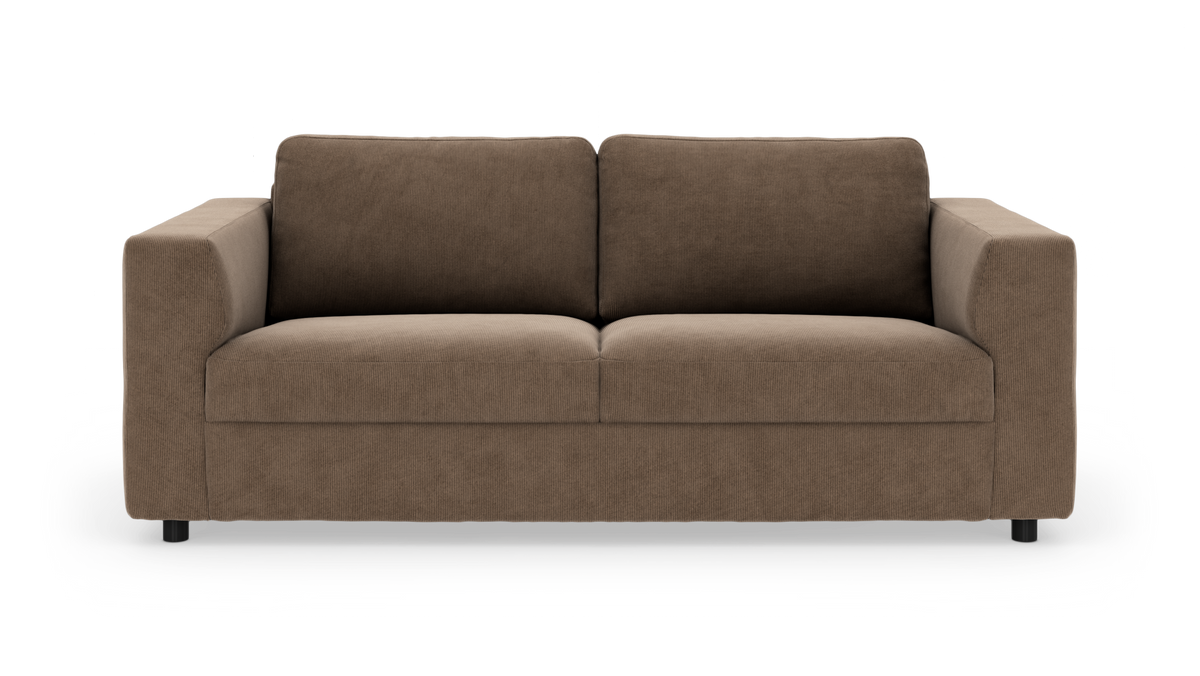 Brun 2-personers sofa med lige armlæn og kraftige sæde- og ryghynder, frilagt på hvid baggrund.