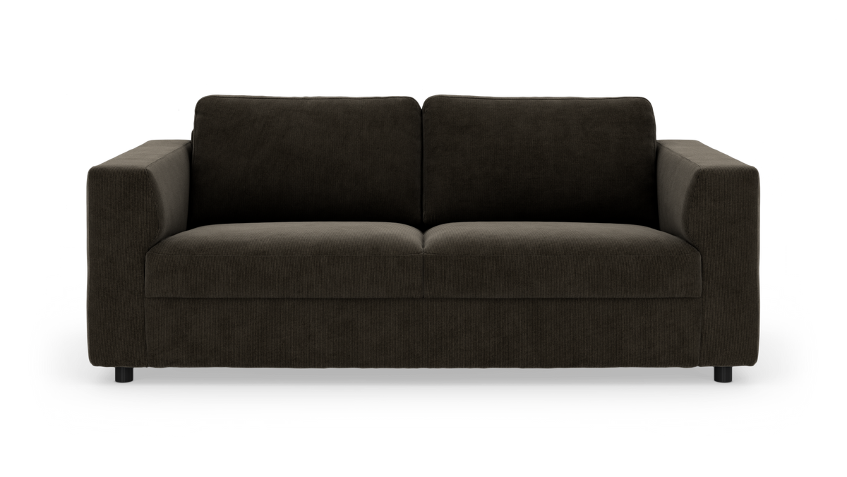 Mørkebrun 2-personers stofsofa med lige armlæn, frontvisning, frilagt på hvid baggrund.