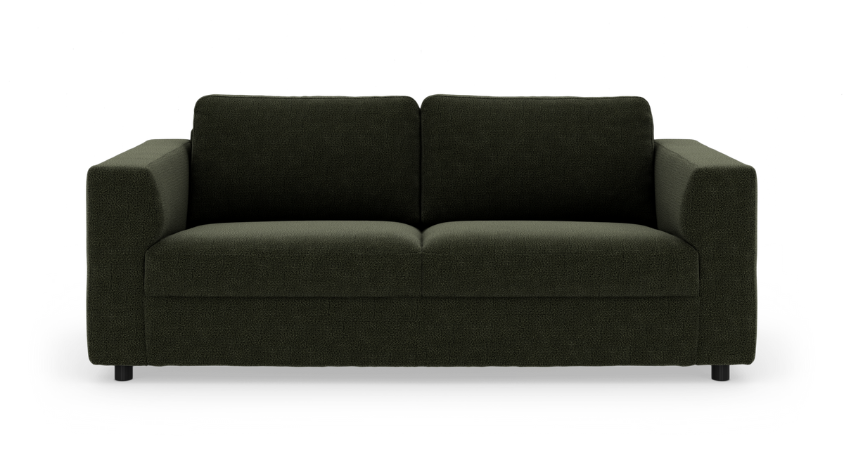 Mørkegrøn 2-personers sofa med brede armlæn, frilagt på hvid baggrund.