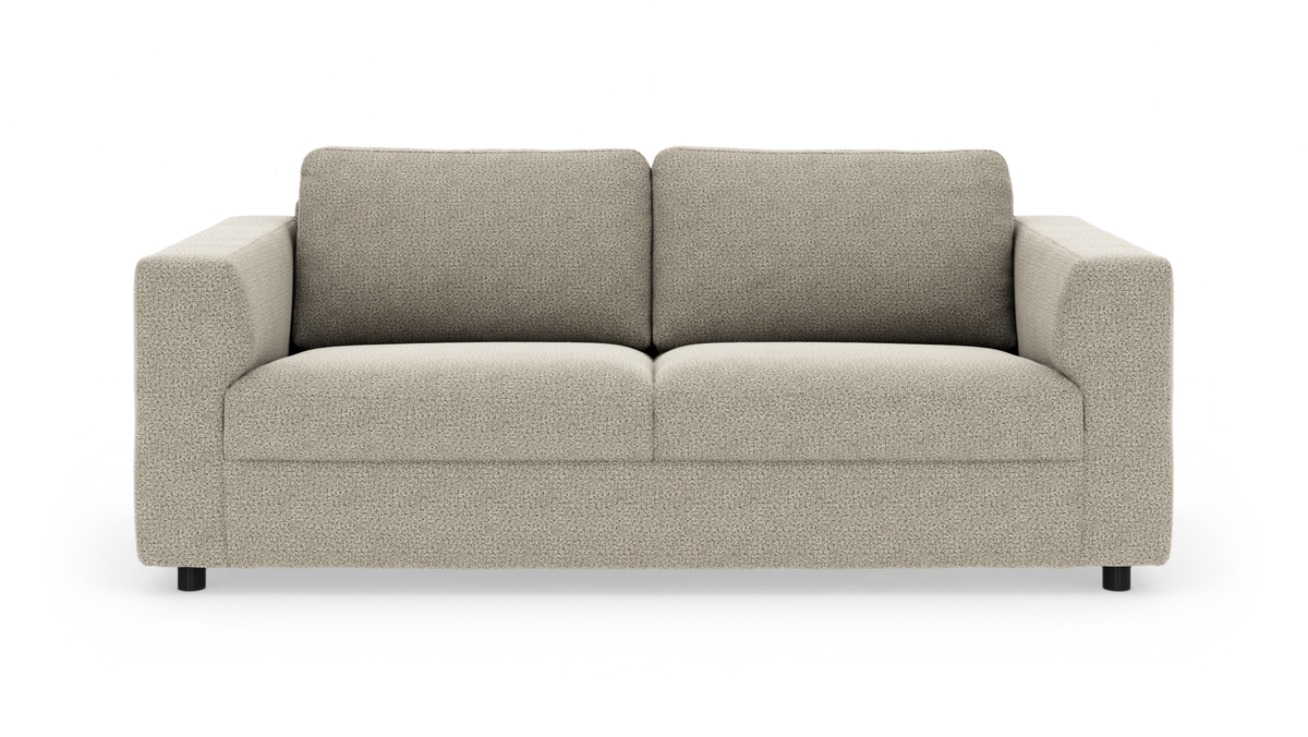 Beige 3-personers stofsofa med brede lige armlæn, to ryg- og to sædehynder, fritlagt på hvid baggrund.