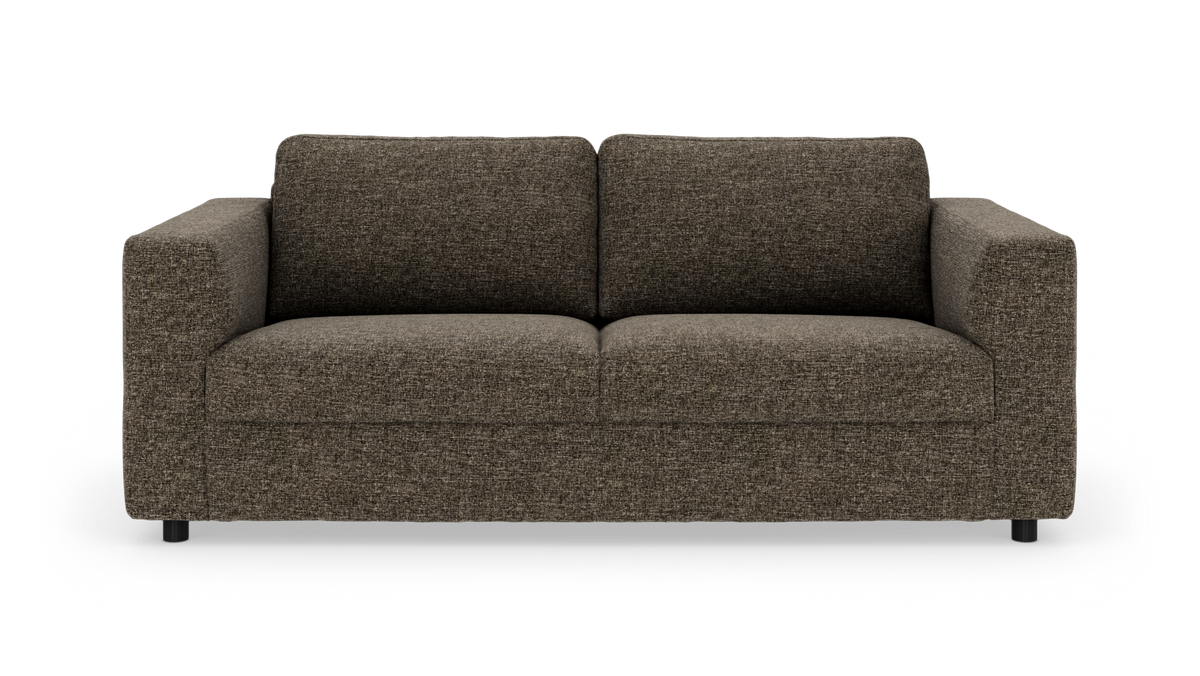 Mørkebrun 2-personers stofsofa med brede armlæn, set forfra på hvid baggrund.