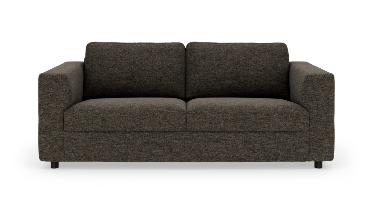 Mørkebrun 2-personers sofa med lige armlæn, set forfra på hvid baggrund.