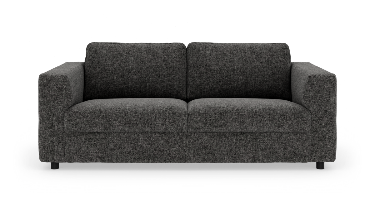 Mørkegrå stofsofa med lige armlæn, frontvisning på hvid baggrund.