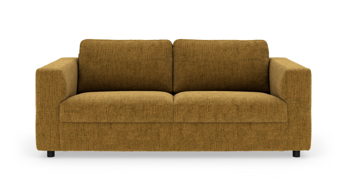 Moderne 2-personers sofa i sennepsgul tekstil, frontvisning på hvid baggrund.