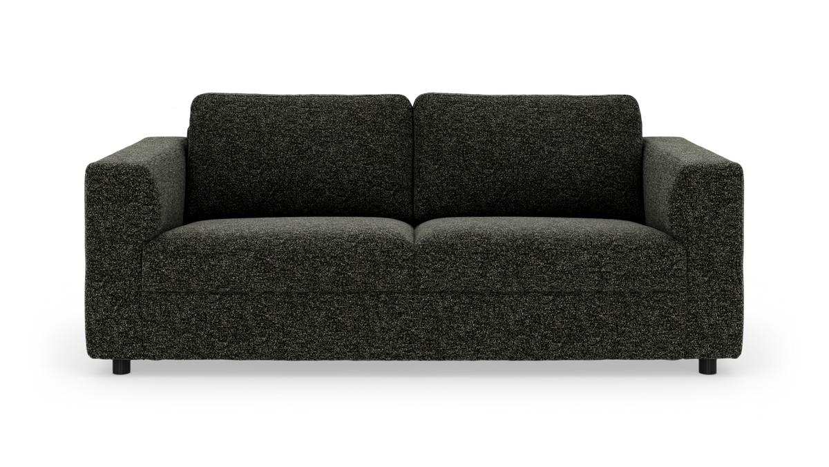 Mørkegrå to-personers sofa med brede armlæn og tekstureret stof, frilagt på hvid baggrund.