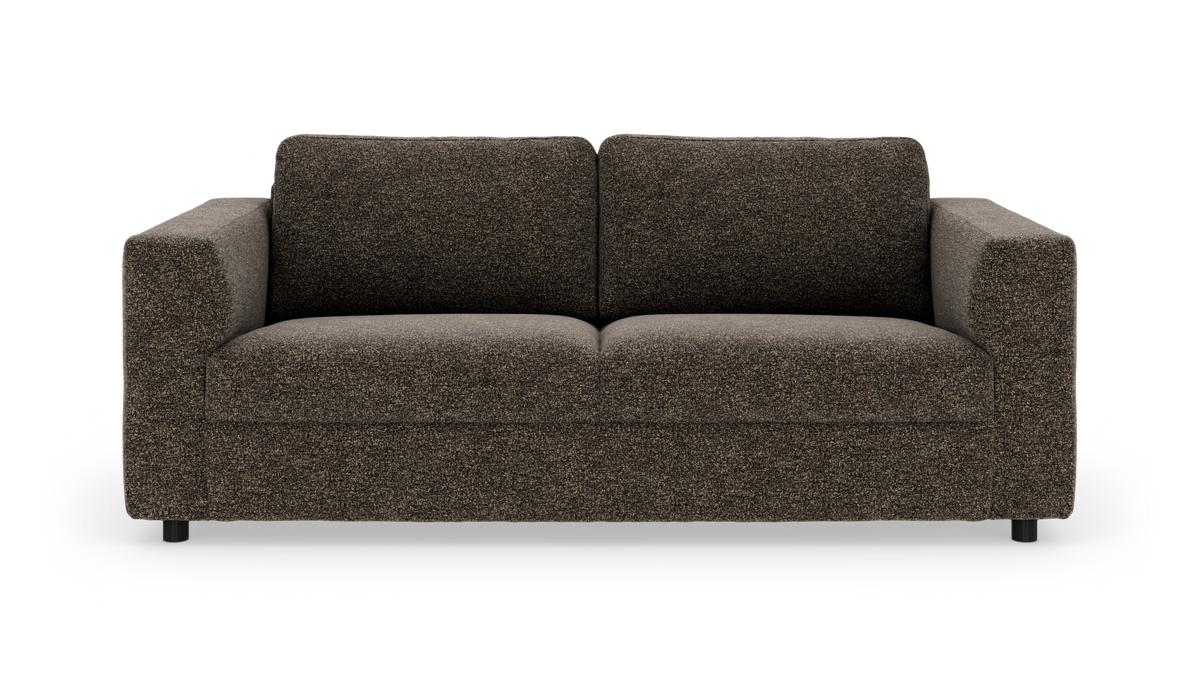 Mørkebrun 2-personers sofa med fyldige hynder og lige armlæn, fotograferet forfra.