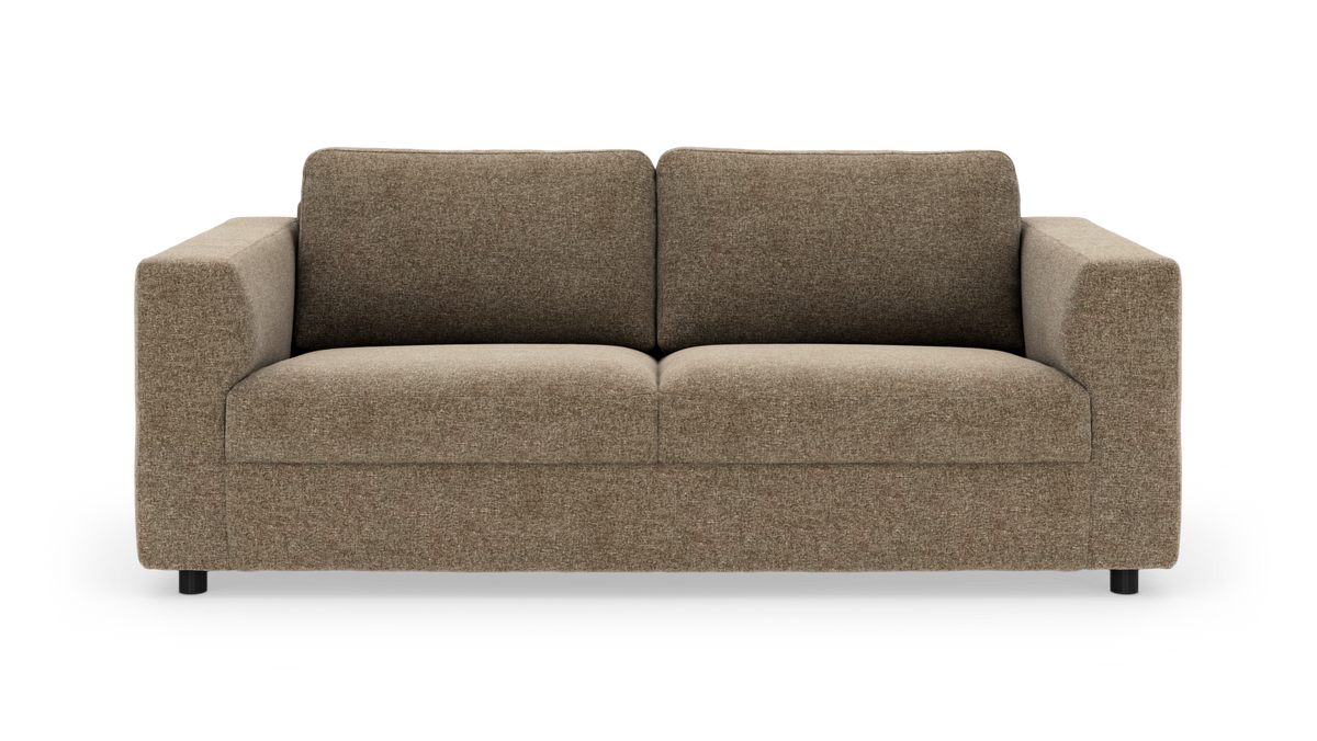 Brun 2-personers sofa med lige armlæn og stofbetræk, set forfra.