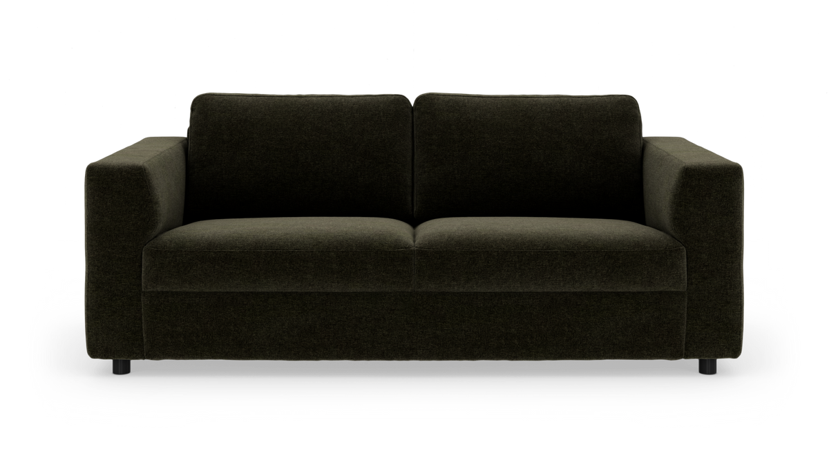 Mørkegrøn 2-personers sofa med lige armlæn, fritlagt på hvid baggrund.