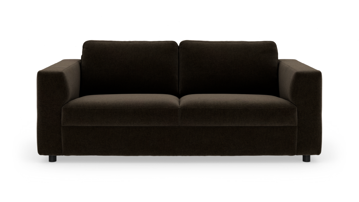 Mørkebrun 2-personers sofa med lige armlæn, set forfra på hvid studiebaggrund.